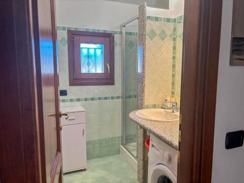 a bathroom with a sink and a shower at Casa Marika in Murta Maria