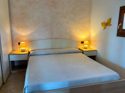 a bedroom with two beds and two lamps on two tables at Casa Marika in Murta Maria