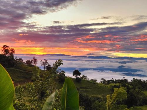 a view of a sunset with clouds in the sky at Mi Paraiso Escondido, Tamesis in Támesis