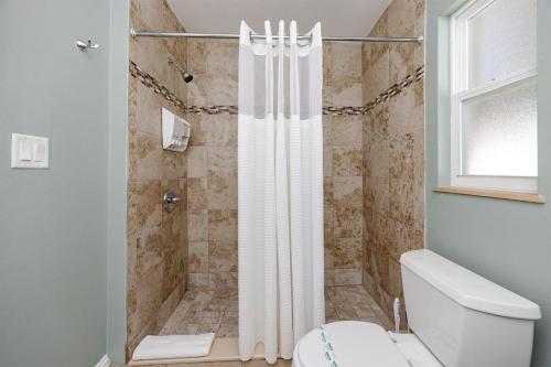 Et badeværelse på La Salle Guest House