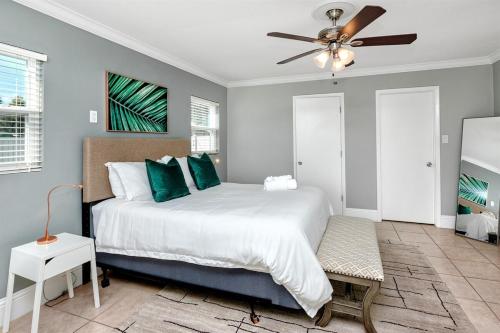 En eller flere senge i et værelse på La Salle Guest House