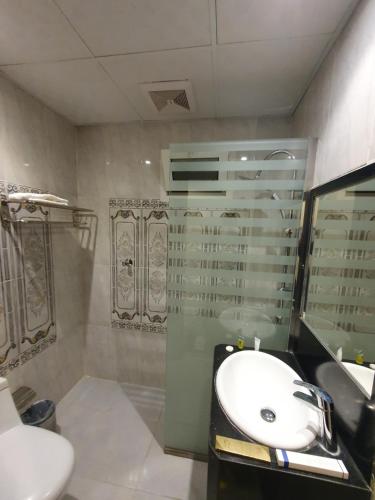 a bathroom with a sink and a glass shower at فندق ذكرى in Taif