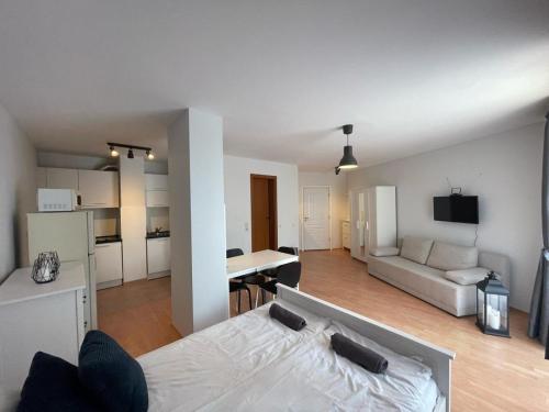 une chambre avec un lit, une cuisine et un salon dans l'établissement Grand Resort - Sea Viev and Premium Apartments, à Sveti Vlas