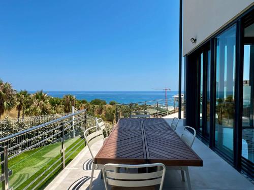 Peninsula Corner Villa Higueron