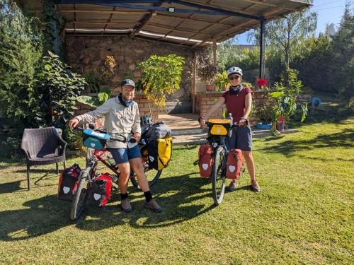 two people standing with their bikes in the grass at LA CASA DE RICKY "El balcón de las Montañas" in Caraz