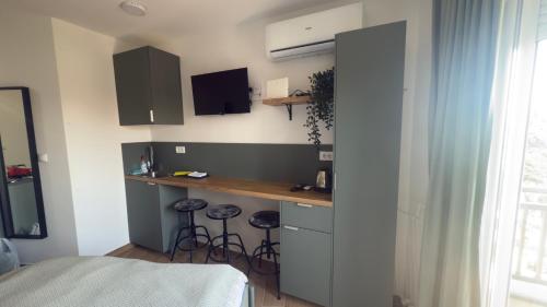 A cozinha ou cozinha compacta de Code3 Srebrno Jezero
