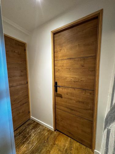 a room with a wooden door in a room at Au Clos de la Bergerie - campagne, détente & pétanque in Pont-lʼÉvêque