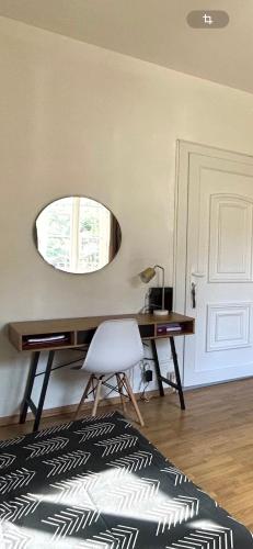 - une chambre avec un bureau et un lit avec une chaise dans l'établissement Charmant T1 plein centre Corte au 13 cours paoli wifi gratuit calme lumineux, à Corte