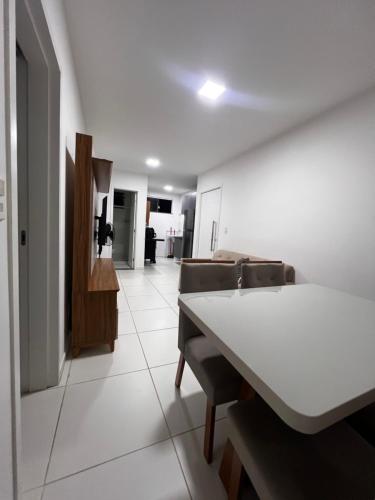 a living room with a white table and chairs at Casa Arruda Climatizado Próx à Shopping Boulevard in Vitória da Conquista