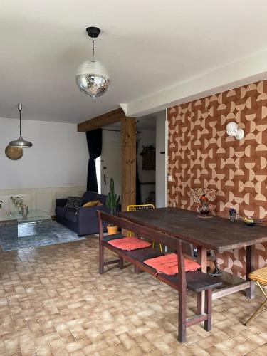 un salon avec une table et un canapé dans l'établissement Jardin, plage et commerce à 200m, à Bénodet