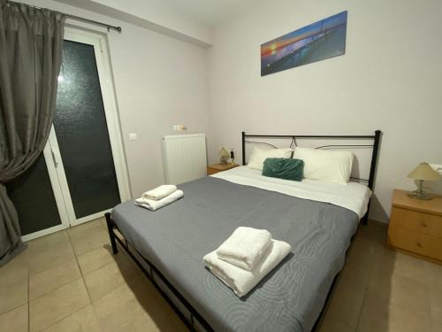 une chambre avec un grand lit avec des serviettes dessus dans l'établissement Anna's apartment, à Ayiá