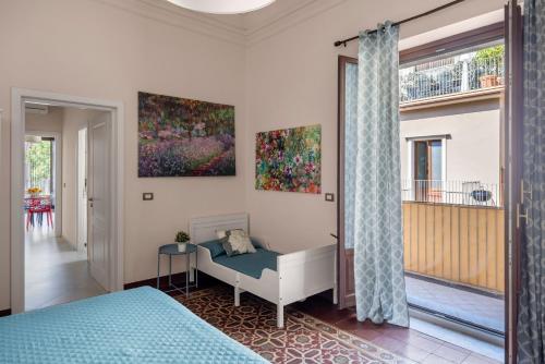 un dormitorio con una cama y una ventana en Delightful Luxury Home with heated pool near Catania, Taormina, the Sea and Mount Etna by SicilianRelaxingHomes, en Giarre
