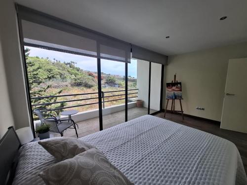 Un dormitorio con una cama y una ventana grande. en Golden Flower, en Tacoronte
