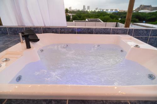 une baignoire jacuzzi avec de l'eau. dans l'établissement Cartagena Apartamento, à Carthagène des Indes