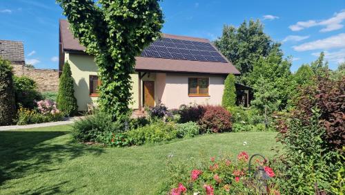 Κήπος έξω από το "Jabłonie i grusze" Nice home in a big garden with sauna and wifi