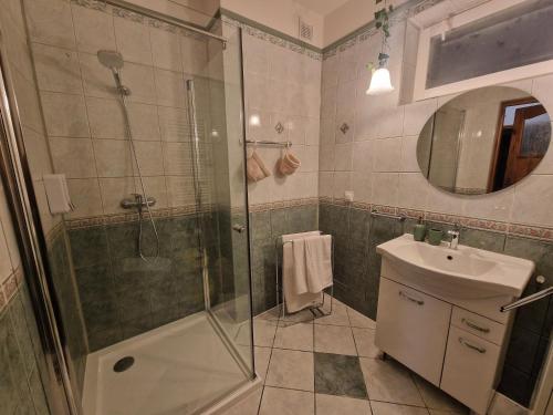 Ένα μπάνιο στο "Jabłonie i grusze" Nice home in a big garden with sauna and wifi