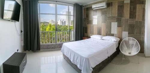 une chambre avec un lit et une grande fenêtre dans l'établissement Cartagena Apartamento, à Carthagène des Indes