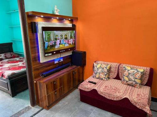 TV a/nebo společenská místnost v ubytování Brand New 1BHK Ganesh Nivas 2nd Floor