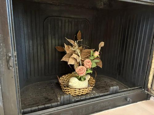 a basket with flowers in it on a shelf at Casa Maria Tsampika in Psinthos