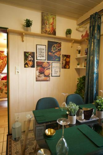 Χώρος καθιστικού στο Stilvolles und Kunstvolles Retreat Apartment mit 400qm Garten & Massage und Ayurveda