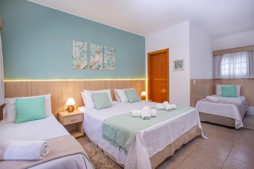 a bedroom with two beds with towels on them at Pousada das Videiras boutique in Monte Verde