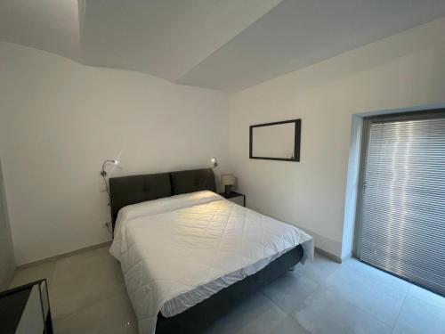 a small bedroom with a bed and a window at Appartamenti Trillionaire in Rivoli