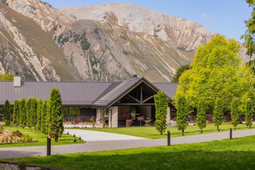 un edificio con una montagna sullo sfondo di Flockhill a Cass