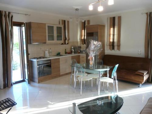 Η κουζίνα ή μικρή κουζίνα στο Artemis Luxury Apartaments Anaxos
