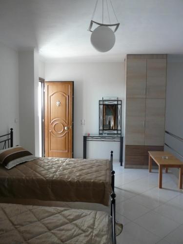 Ένα ή περισσότερα κρεβάτια σε δωμάτιο στο Artemis Luxury Apartaments Anaxos