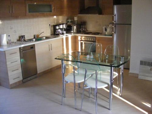 Η κουζίνα ή μικρή κουζίνα στο Artemis Luxury Apartaments Anaxos