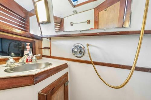 a bathroom with a sink and a mirror at Only you onboard - Walk to beach & downtown in Puerto Aventuras
