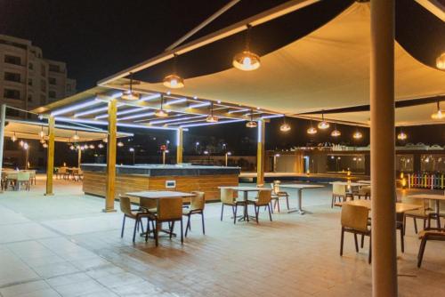 Restoran atau tempat lain untuk makan di Paradise free WiFi C201
