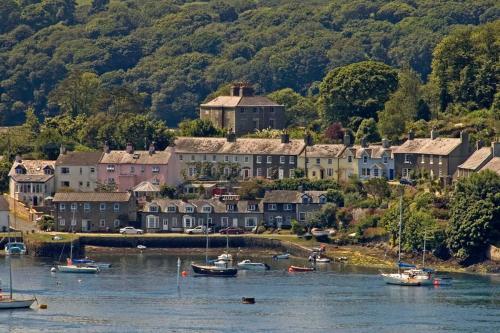 uma cidade com barcos em um corpo de água em The Castle Apartment em Strangford