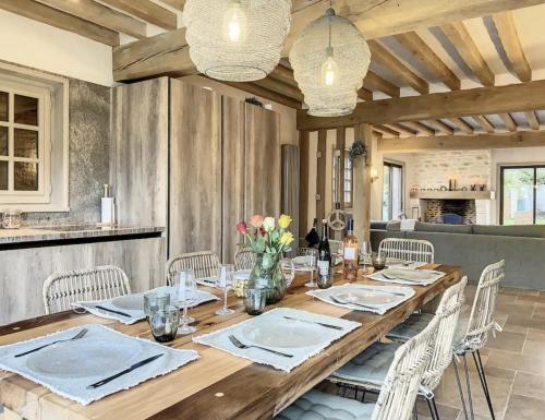 une salle à manger avec une table et des chaises en bois dans l'établissement Villa Les copains d'abord Tourgeville plage, à Deauville