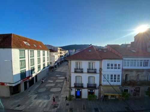 Una vista aérea de una calle de la ciudad con edificios. en O pisiño de Isa, en Noia