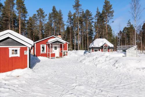 a group of buildings in the snow at Lövnäs Sommarhus in Sörsjön