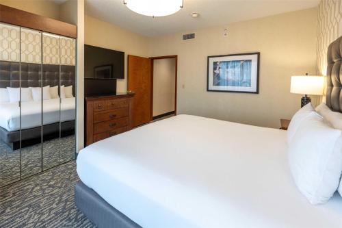Postel nebo postele na pokoji v ubytování Drury Plaza Hotel St. Louis Chesterfield