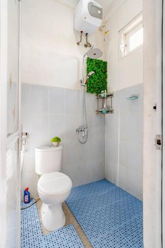 un bagno con wc e doccia di Breeze Garden BnB a Prampuan