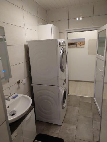 a small bathroom with a washer and a sink at Ferienwohnung Ella in Gries