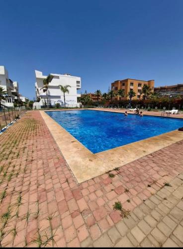 une piscine au cœur d'une ville dans l'établissement Sunset Appartement, à Minaret de Mansuria