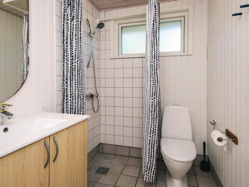 Ένα μπάνιο στο 6 person holiday home in Knebel-By Traum