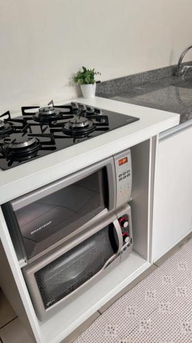 Nhà bếp/bếp nhỏ tại Apartamento aconchegante próximo shopping catuai,uem,vivaro,lebloc