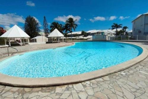 Swimmingpoolen hos eller tæt på Ti colibri