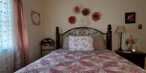 Katil atau katil-katil dalam bilik di Bear Bluff- pet friendly home on the river!