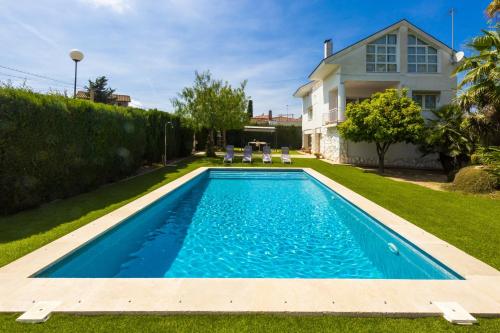 a swimming pool in the backyard of a house at Pizarra Villa Planetcostadorada in Tarragona