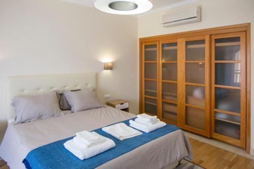 ein Schlafzimmer mit einem Bett mit Handtüchern darauf in der Unterkunft Victoria Boulevard in Vilamoura