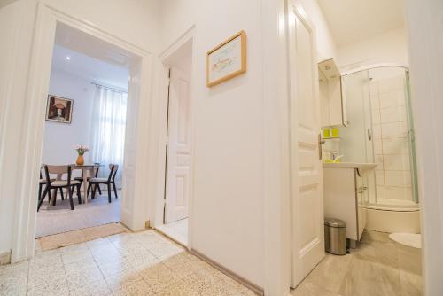 un corridoio con porta che conduce a una sala da pranzo di Apartment Vetom a Spalato (Split)