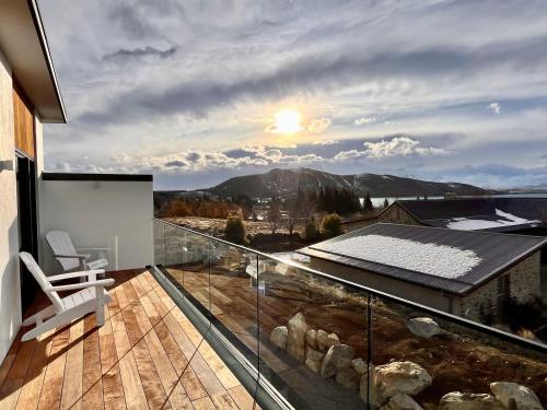 a balcony with a chair and a view of a mountain at Rabbiters Run - Lake Tekapo in Lake Tekapo