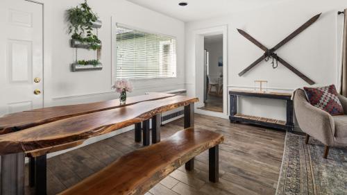 Гостиная зона в Cozy Bungalow Home in the Heart of Stowe Village