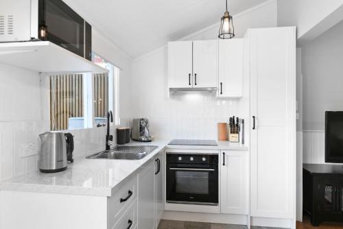 Η κουζίνα ή μικρή κουζίνα στο Charming 2-Bed House in North Hobart